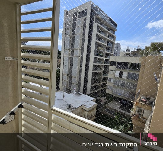 רשת הגנה על מרפסת למניעת כניסת יונים